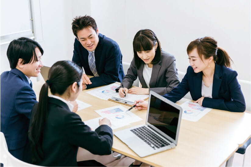 会議室でイベントの計画を立てるチーム